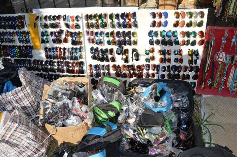 Σχεδόν 20.000 προϊόντα παρεμπορίου κατασχέθηκαν στην Ασπροβάλτα