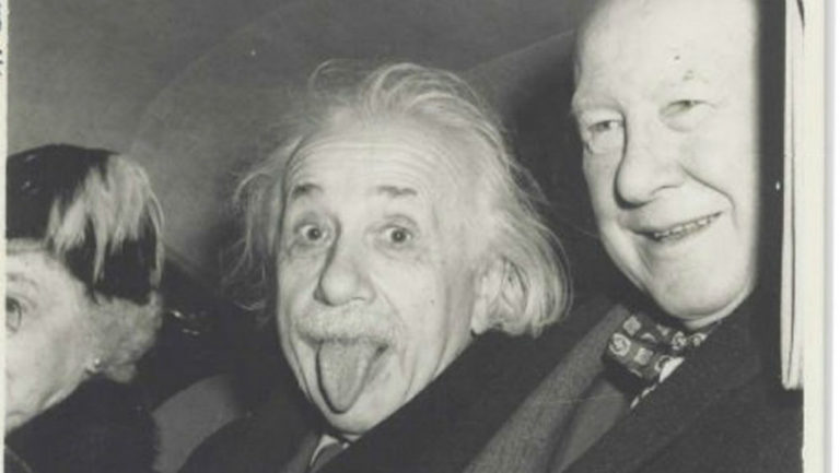 Η φωτογραφία του Αϊνστάιν με τη γλώσσα έξω πουλήθηκε προς 125.000 δολάρια