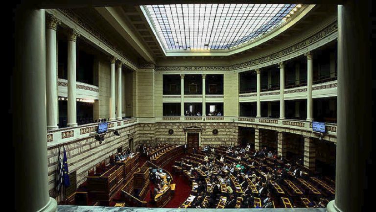 Βουλή: «Τσουνάμι τροπολογιών» καταγγέλλει η αντιπολίτευση
