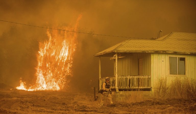 Σε πύρινο κλοιό η Καλιφόρνια – Απειλείται πόλη