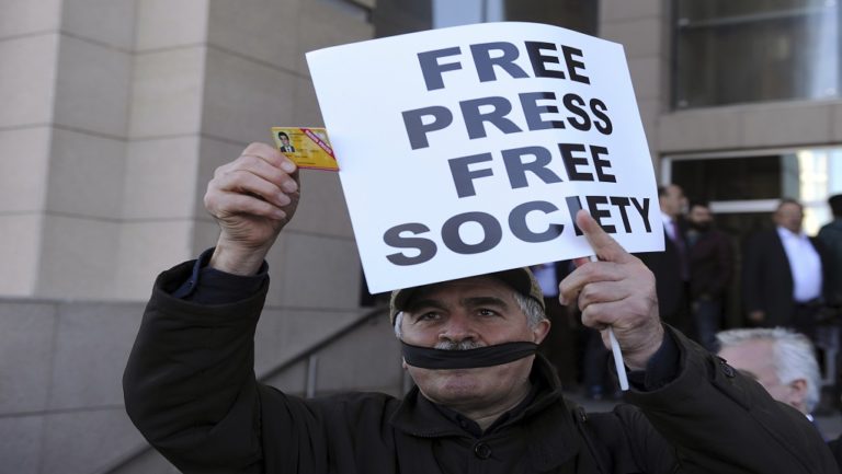 Τουρκία: Ξεκινά σήμερα η δίκη των δημοσιογράφων της Cumhuriyet