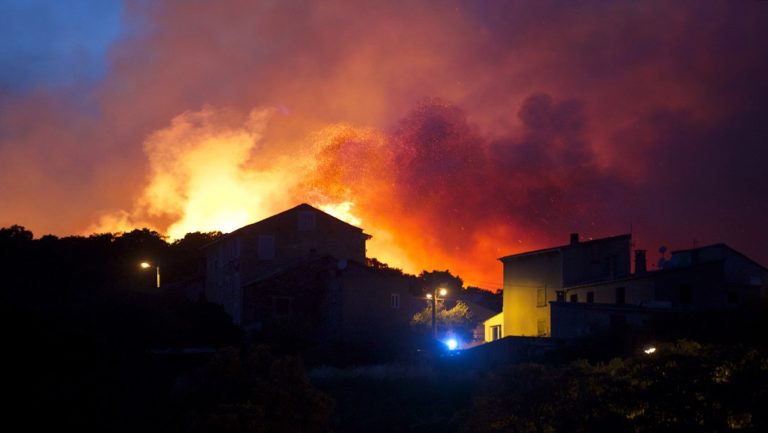 Γαλλία: “Σεληνιακό τοπίο” αφήνουν οι πυρκαγιές – Επειγόντως βοήθεια από Ε.Ε