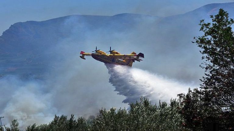 Μαίνεται η πυρκαγιά στην Άνω Περίθεια στην Κέρκυρα (video)
