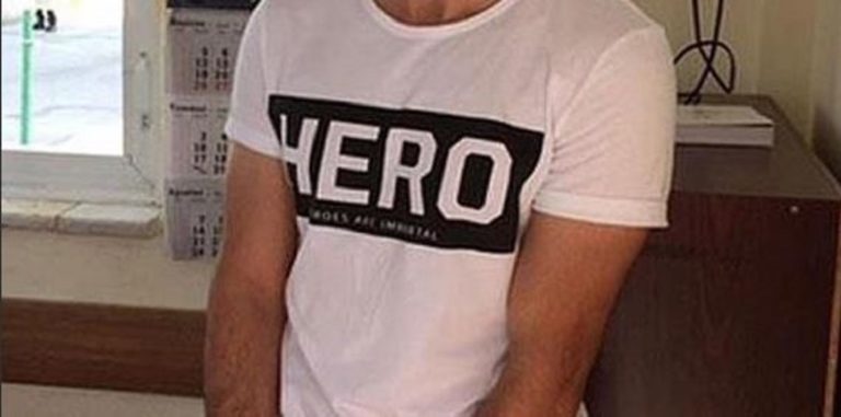 Τουρκία: Φοράς μπλουζάκι που γράφει  τη λέξη “HERO” …συλλαμβάνεσαι (video)
