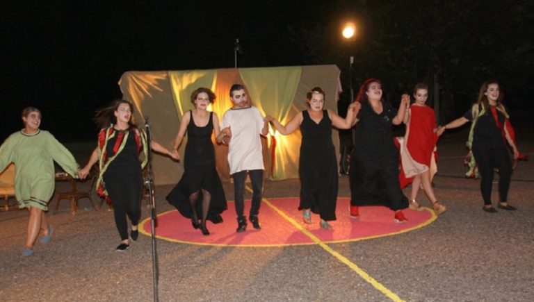 Το ert.gr παρουσιάζει τη Θεατρική ομάδα Καλυβίων “παιΖΟΥΜΕ”