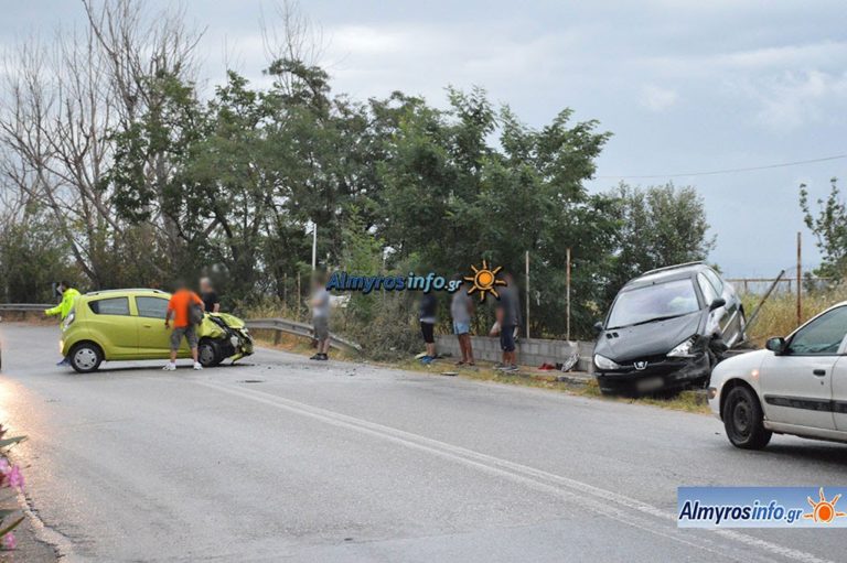 Αλμυρός: Πλαγιομετωπική σύγκρουση οχημάτων