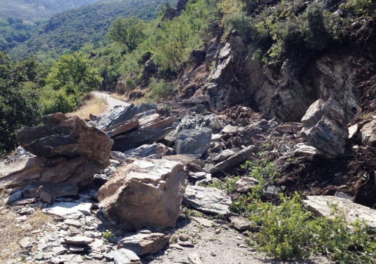 Χανιά: Η πτώση βράχων έκλεισε το δρόμο