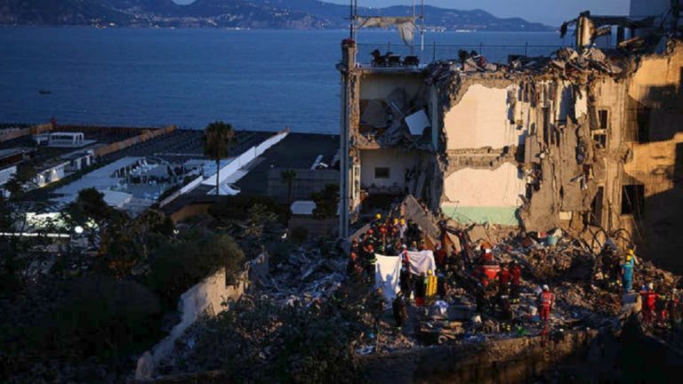Νεκροί και οι οκτώ αγνοούμενοι από κατάρρευση κτιρίου στη Νάπολη