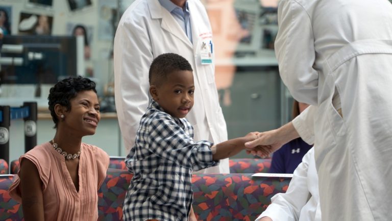ΗΠΑ: Η πρώτη διπλή μεταμόσχευση χεριών σε 10χρονο (video)