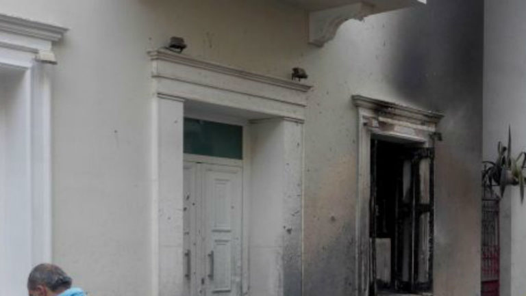 Επίθεση με μολότοφ σε αστυνομικούς έξω από το σπίτι του Α. Φλαμπουράρη
