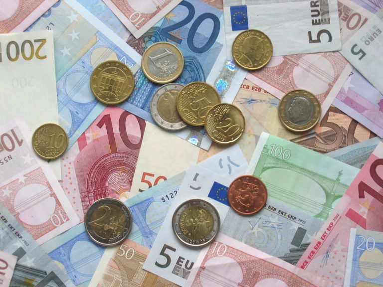 Μειώθηκε ο αριθμός των πλαστών χαρτονομισμάτων του ευρώ το 6μηνο