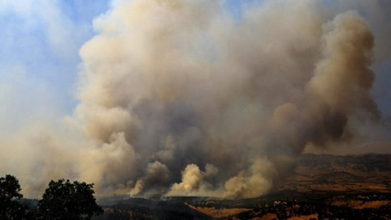 Τουρκία: Πυρκαγιά και εκρήξεις πυρομαχικών στα σύνορα με τη Συρία