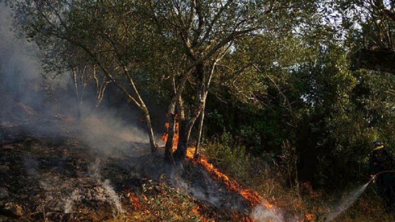 Συνεχίζει να σιγοκαίει η φωτιά στον ΧΥΤΑ Ανατολικής Σάμου