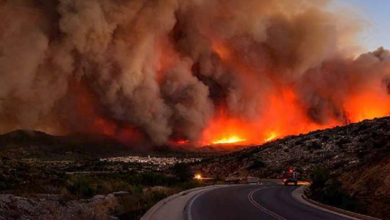 Ζάκυνθος: Μαίνεται η μεγάλη φωτιά στον Σκοπό (video)