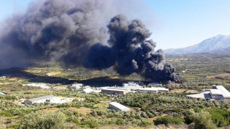 Μεγάλη φωτιά σε εργοστάσιο στρωμάτων στο Ηράκλειο