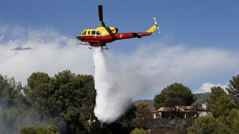 Εκτός ελέγχου οι δασικές πυρκαγιές σε Γαλλία και Κορσική (video)