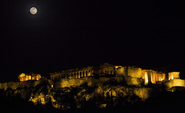 Συναυλία του Μανώλη Μητσιά στο Μουσείο της Ακρόπολης υπό το φως της πανσελήνου