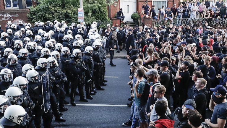 G20: Νέες συγκρούσεις – Έκαψαν δεκάδες αυτοκίνητα (video)