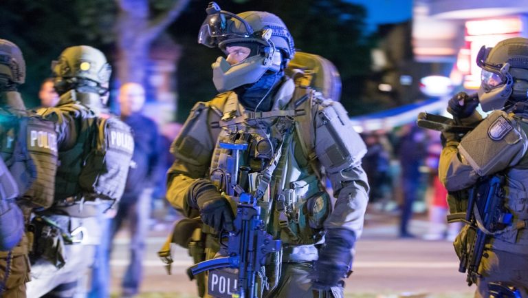 Nέες συγκρούσεις μεταξύ διαδηλωτών και αστυνομίας στο Αμβούργο