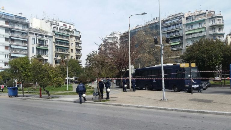Συμπλοκές μεταξύ ΜΑΤ και αντεξουσιαστών το βράδυ στη Θεσσαλονίκη