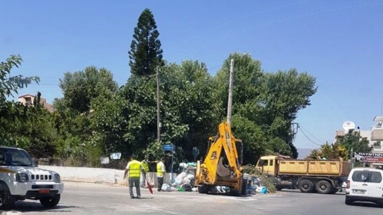 Καθαρίζει η πόλη από τα σκουπίδια