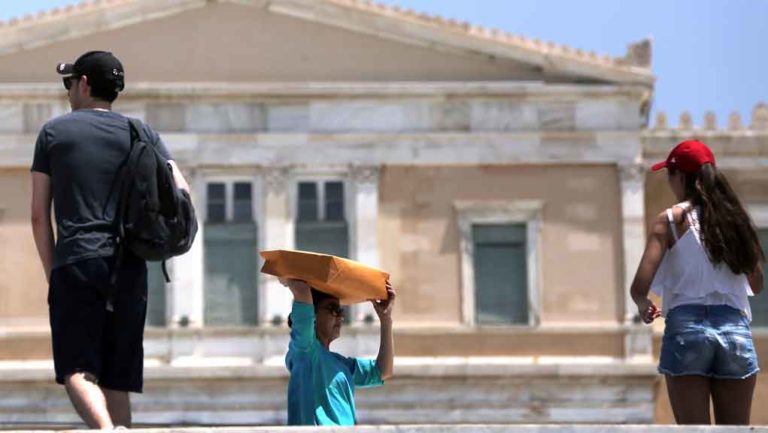 “Καμίνι” η χώρα – Από το απόγευμα αρχίζει η υποχώρηση του καύσωνα – Οι πυρκαγιές (video)