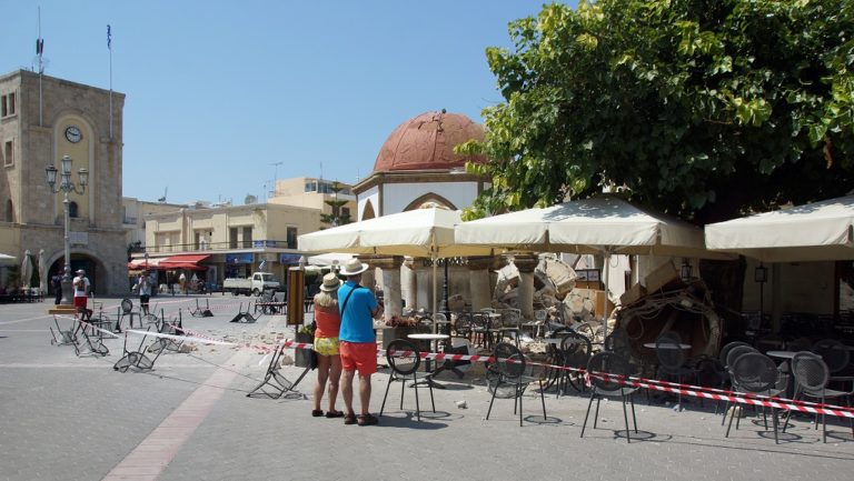 Σε κανονικούς ρυθμούς η ζωή στην Κω-Συνεχίζεται η καταμέτρηση των ζημιών (video)