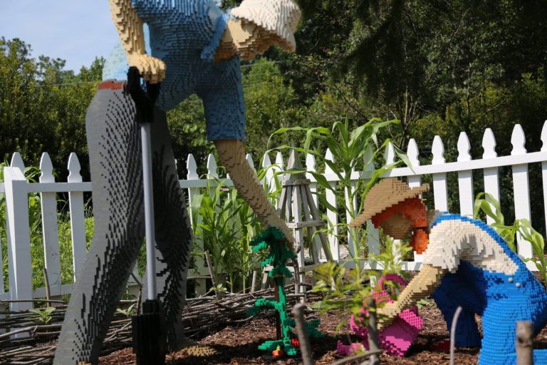 Γλυπτά από τουβλάκια Lego σε έκθεση στο Virginia Living Museum