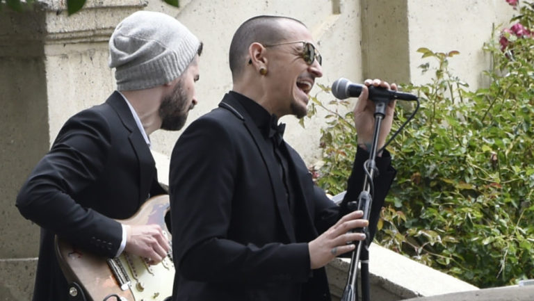 Η ημέρα αυτοκτονίας του Chester Bennington δεν ήταν καθόλου τυχαία (video)