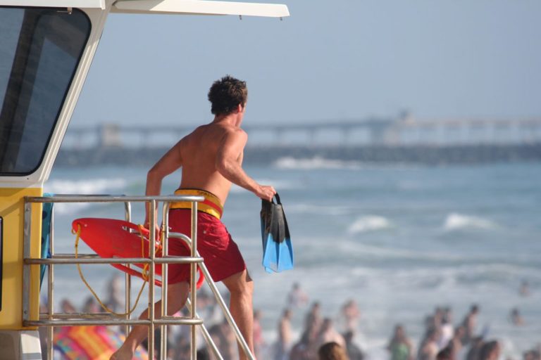 Λιμεναρχείο Βόλου: Καλύψτε παραλίες με ναυαγοσώστες