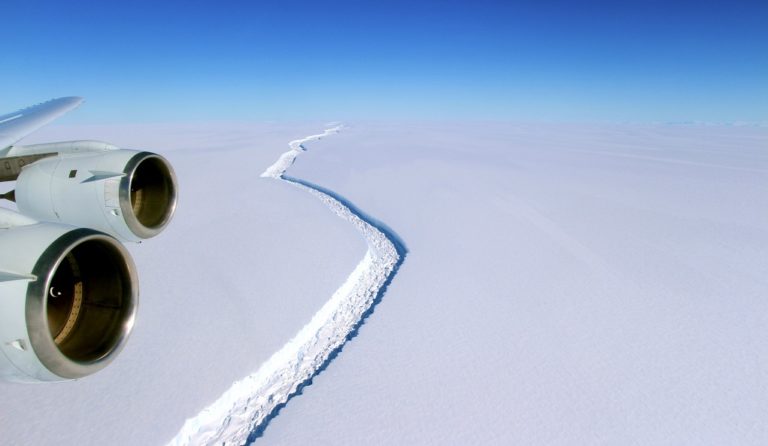 Αποκολλήθηκε τεράστιο παγόβουνο στην Ανταρκτική
