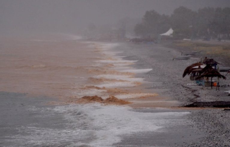 Πλημμύρισαν σπίτια σε Στόμιο, Ομόλιο, Κόκκινο Νερό και Παλαιόπυργο