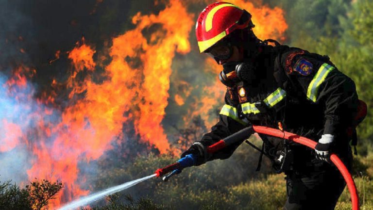 Σε εξέλιξη μεγάλη πυρκαγιά στην Αλόννησο (video)
