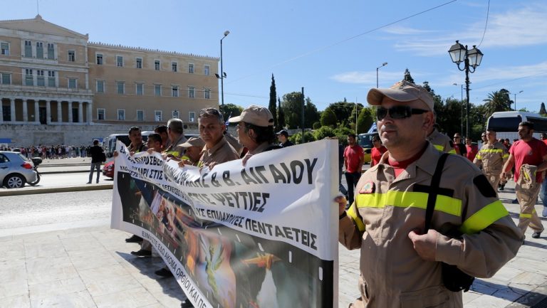 Συλλαλητήριο πυροσβεστών στο Σύνταγμα