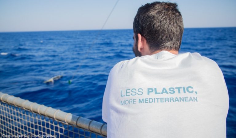 Σήμα κινδύνου από Greenpeace για την πλαστική ρύπανση στις θάλασσές μας
