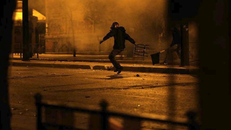 Επίθεση με μολότοφ κατά αστυνομικών – Τρεις προσαγωγές