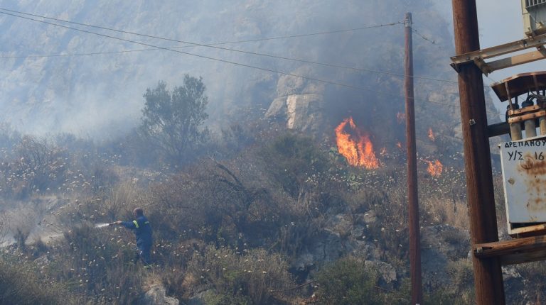 Σε εξέλιξη πυρκαγιές σε Ηλεία και Ωρωπό Αττικής