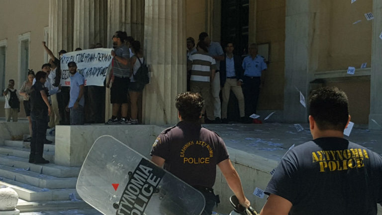 «Εισβολή» του Ρουβίκωνα στον προαύλιο χώρο της Βουλής