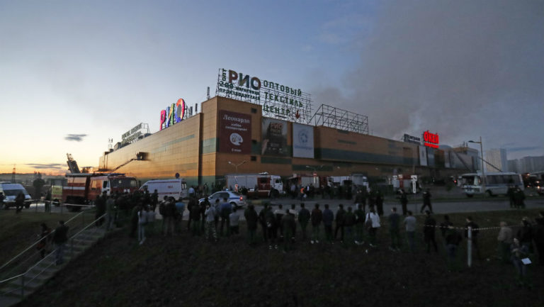 Δεκατέσσερις τραυματίες από φωτιά σε εμπορικό κέντρο της Μόσχας