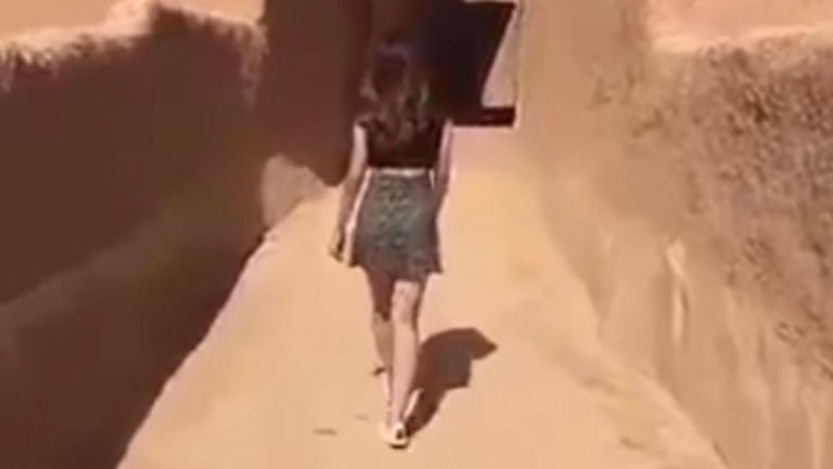 Σαουδική Αραβία: Ελεύθερη η κοπέλα που φορούσε μίνι φούστα