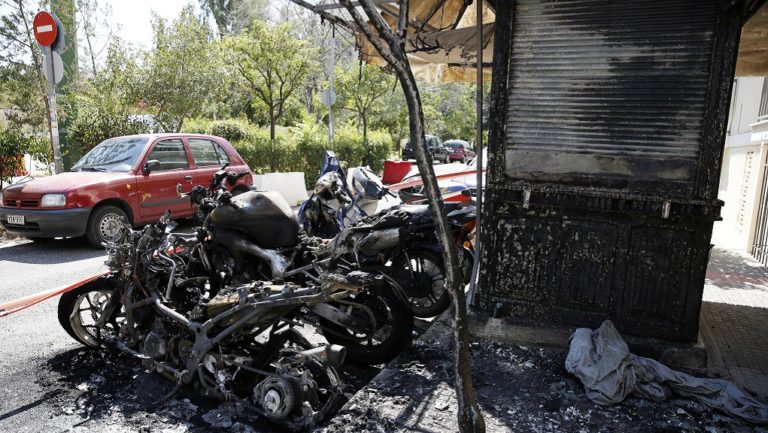 Επίθεση με μολότοφ στο αστυνομικό τμήμα Ζωγράφου (video)