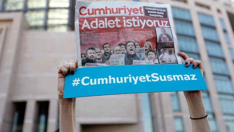 Τουρκία: “Καφκική” χαρακτηρίζουν οι RSF τη δίκη των 17 της Cumhuriyet (video)