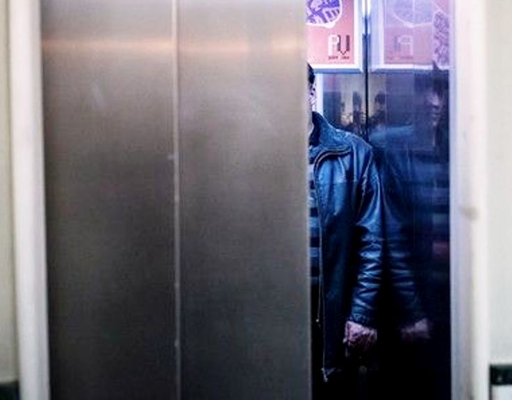 Τρίκαλα: 42χρονος “χτυπούσε” ηλικιωμένους σε ασανσέρ