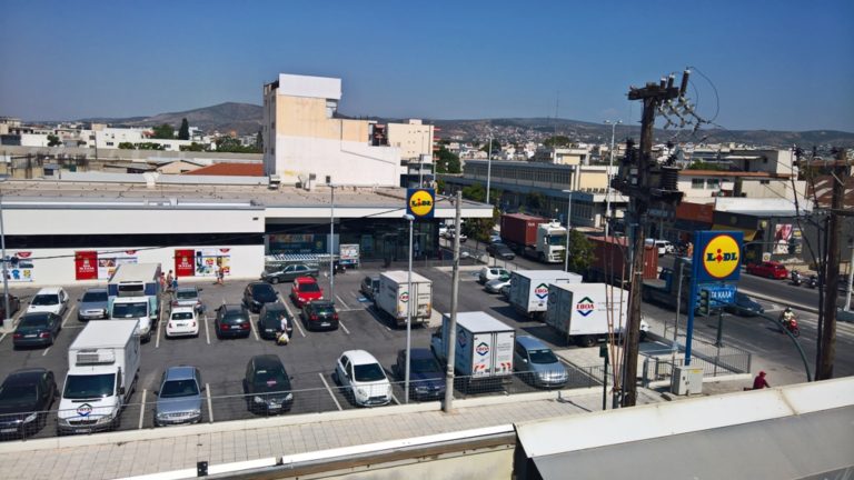 Βόλος: Ξεκίνησε αποκλεισμός πάρκινγκ της LIDL από την ΕΒΟΛ
