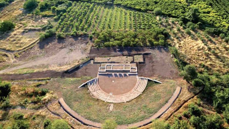 Ο Ευριπίδης και τέσσερις συγγραφείς εγκαινιάζουν το Αρχαίο Θέατρο της Μίεζας