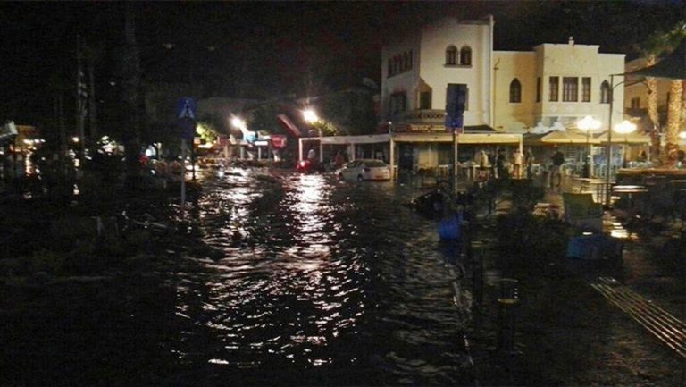 Τουρκία: Σφοδρή καταιγίδα – Σκηνές χάους στην Κωνσταντινούπολη (video)