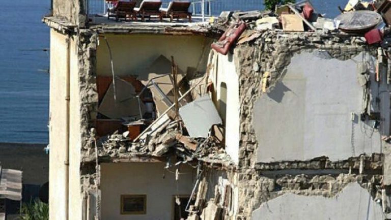 Ιταλία: Κατάρρευση πολυκατοικίας – Μικρά παιδιά μεταξύ των εγκλωβισμένων (video)