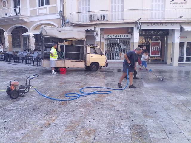 Κέρκυρα: Πάνω από 70 εθελοντές “βούρτισαν” την πόλη