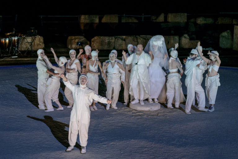 «Ειρήνη» του Αριστοφάνη – Μια μουσική παράσταση σε σύνθεση Νίκου Κυπουργού (video)