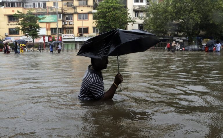 Σαρώνουν οι μουσώνες στην Ινδία – Έξι νεκροί από πλημμύρες στη Βομβάη